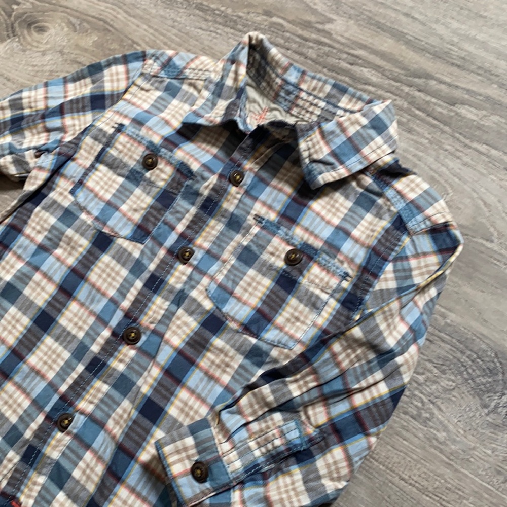 Super cute button down shirt